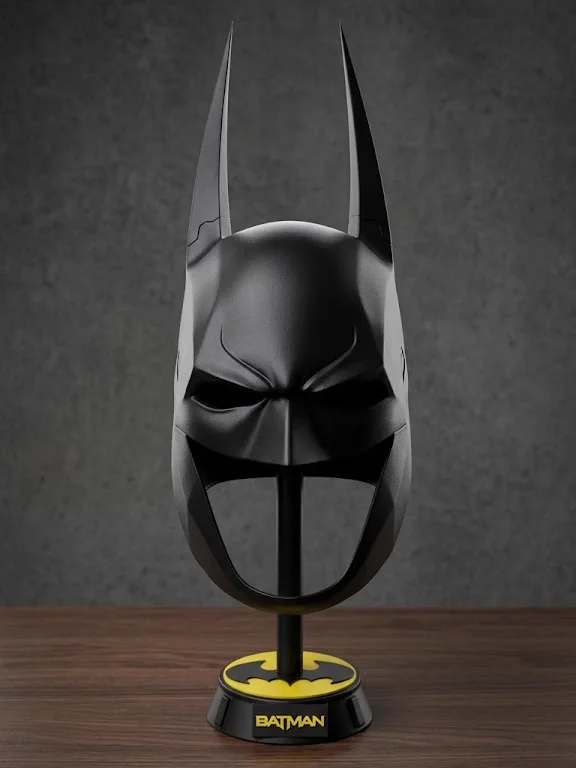 Kukla Batman s matným černým povrchem, viditelná celá včetně stojanu