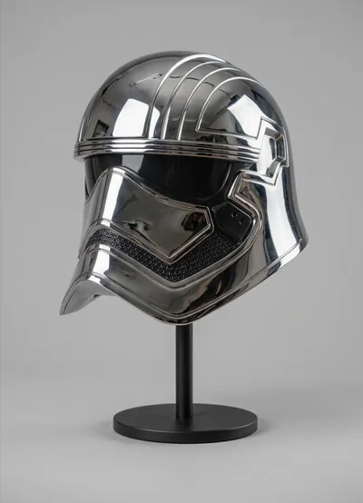 Captain Phasma helma — helma s lesklým stříbrným povrchem a kontrastním tmavým průzorem