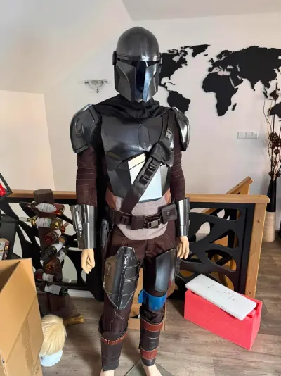 Kompletní brnění Mandaloriana na figuríně