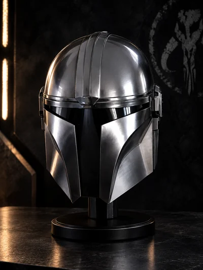 Mandalorian helma — stříbrná helma s tmavým průzorem ve tvaru písmene T na černém stojanu