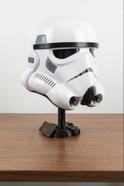 Stormtrooper helma — bílá helma s černým průzorem a kontrastními detaily v oblasti tváří