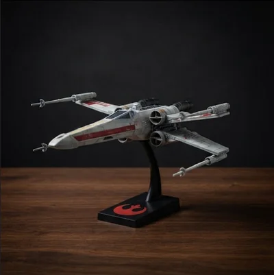X-Wing — model stíhačky s rozevřenými křídly vystavený na černém podstavci